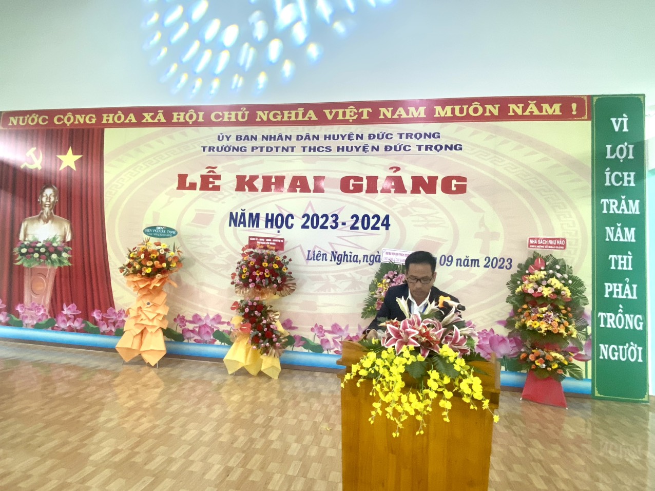 Thầy Phan Tất Hòa   Phó Bí thư Chi bộ   Hiệu trưởng đọc diễn văn khai giảng năm học mới