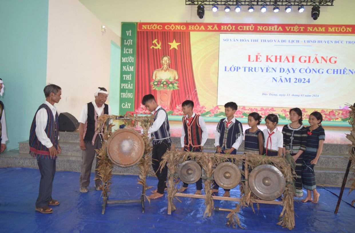 Hình khai giảng lớp Cồng chiêng