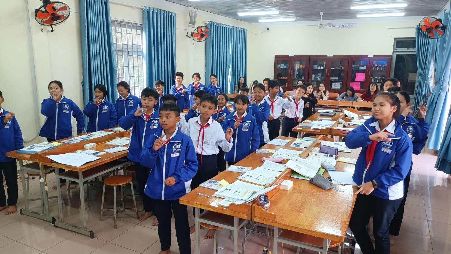 Hoc-sinh-khoi-dong-theo-nhac-tt.jpg