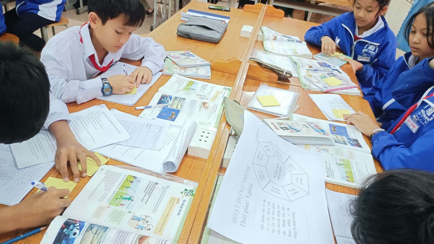HS-hoat-dong-manh-ghep-1.jpg