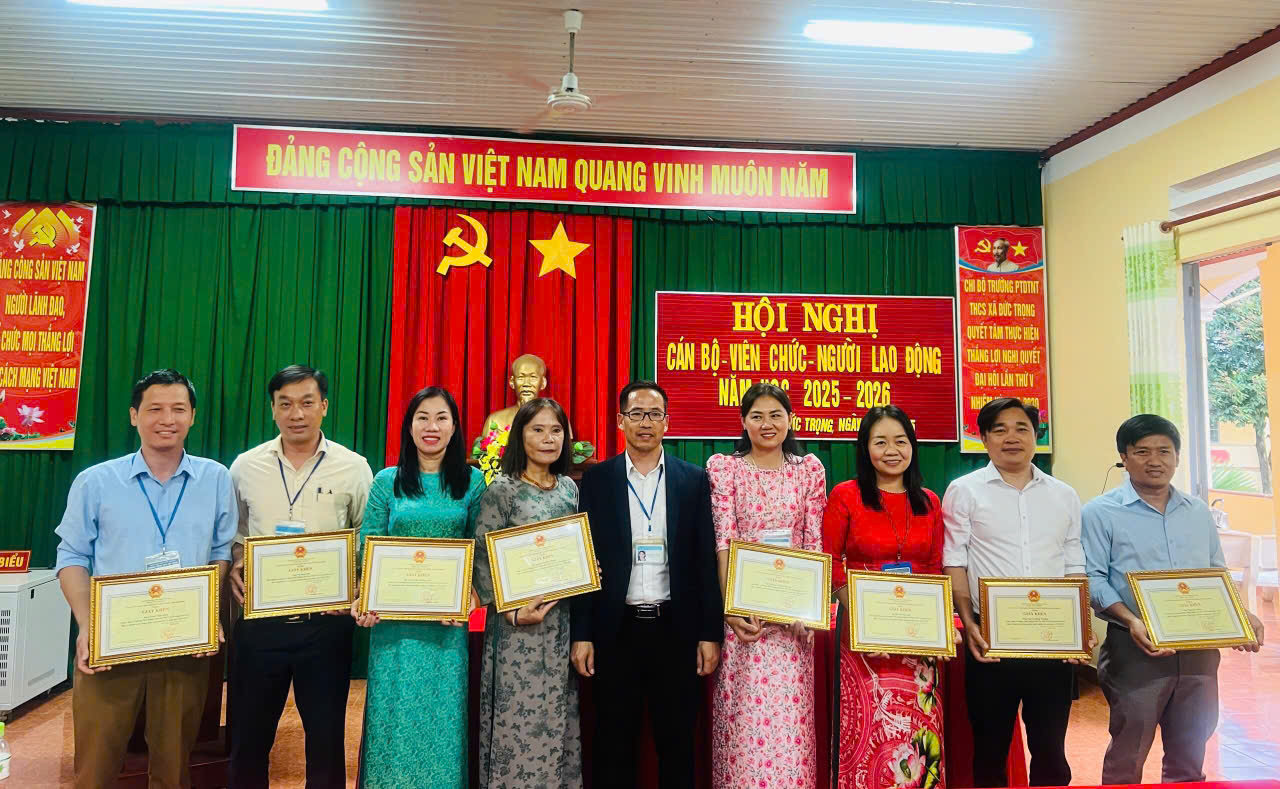 TRAO-GIAY-KHEN-CHO-CAN-BO-GIAO-VIEN-NHAN-VIENDAT-THANH-TICH-