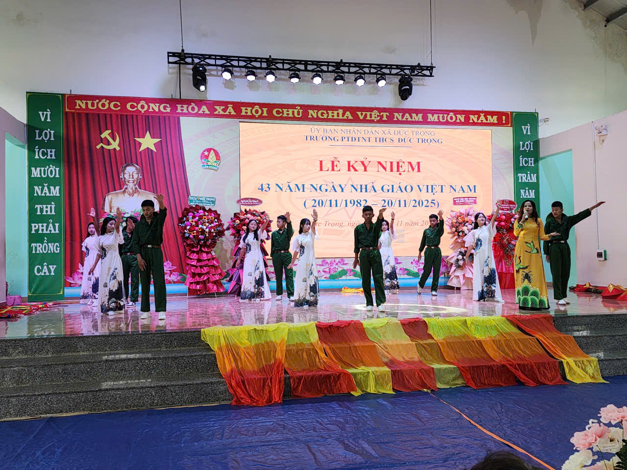 DON-CA-NGUOI-GIAO-VIEN-NHAN-DAN-DO-CO-THANH-HA-VA-NHOM-MUA-P