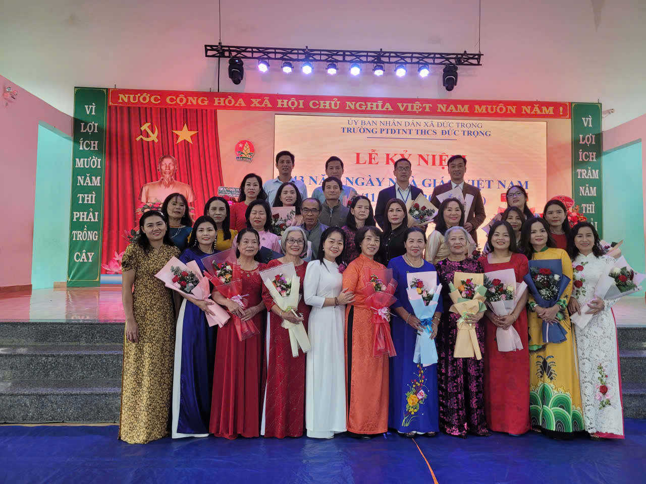 TAP-THE-CAN-BO-GIAO-VIEN-NHAN-VIEN-CHUP-HINH-LUU-NIEM-VOI-CA