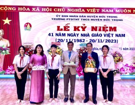 HS-cac-lop-tang-hoa-va-qua-cho-cac-thay-co.jpg