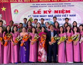 Thay-co-giao-chup-hinh-luu-niem-cung-cac-cuu-CB-GV.jpg