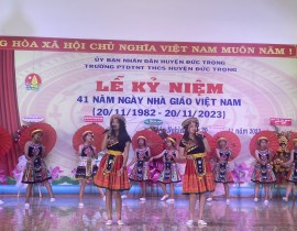 Co-Le-Thi-Thanh-Ha-hat-cung-hoc-sinh.jpg
