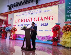Thay-Phan-Tat-Hoa-Pho-Bi-thu-Chi-bo-Hieu-truong-doc-dien-van-khai-giang-nam-hoc-moi.jpg