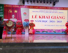 Ba-Cil-K-Hanh-Truong-ban-dai-diem-CMHS-danh-trong-khai-giang.jpg