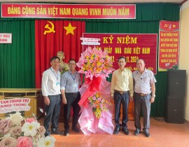 BGH-nhan-hoa-chuc-mung-cua-Dang-uy-thi-tran.jpg