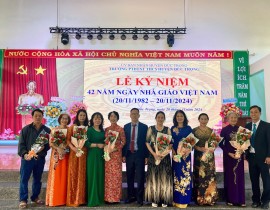 Cac-thay-co-giao-da-tung-cong-tac-tai-truong-chup-hinh-luu-niem-cung-BGH.jpg