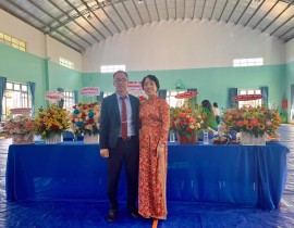 Co-Nguyen-Thi-Man-nguyen-HT-nha-truong-va-thay-Phan-Tat-Hoa-HT-nha-truong.jpg