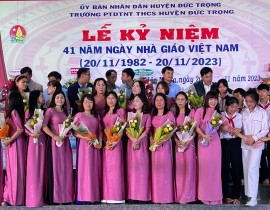 Cac-em-hoc-sinh-len-tang-hoa-cho-cac-thay-co-giao-co-chu-nhan-vien-nha-truong.jpg